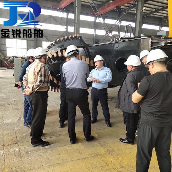 黃河口生態(tài)保護區(qū)領導視察挖泥船生產(chǎn)進度